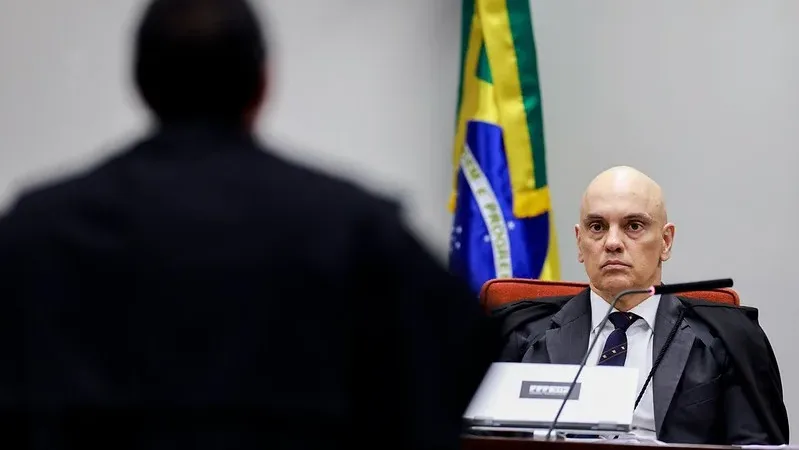 Morada FM — STF julga assassinato de Marielle Franco e Anderson Gomes A Primeira Turma do Supremo Tribunal Federal (STF) começa a julgar, na terça-feira (24), o processo penal contra os acusados de mandar matar a vereadora Marielle Franco. Na ação, ocorrida em março de 2018 no Rio de Janeiro, também foi assassinado o motorista Anderson Gomes. Sessão presencial O julgamento ocorre na sala da Primeira Turma, no Supremo Tribunal Federal: a primeira sessão começa às 9h da terça-feira (24); a análise prossegue em outra sessão às 14h, também na terça-feira (24). há uma terceira sessão marcada para as 9h da quarta-feira (25). [&hellip;]