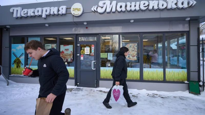 Morada FM — Pessoas saem da padaria Mashenka, nos arredores de Moscou, Rússia AP/Alexander Zemlianichenko A padaria de Denis Maksimov, nos arredores de Moscou, ficou famosa da noite para o dia depois de ele ter aparecido no programa anual de perguntas e respostas do presidente Vladimir Putin, em dezembro. Em frente à padaria — chamada Mashenka, em homenagem à sua filha mais velha — ele implorou a Putin por vídeo que analisasse as novas reformas tributárias que estão aumentando significativamente a carga sobre pequenas empresas como a dele. “Entendemos muito bem que não é uma situação fácil para o país. Entendemos que o [&hellip;]