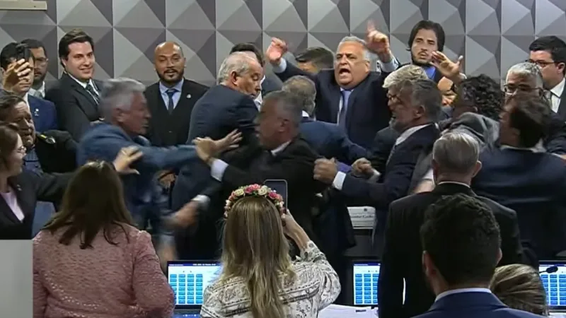 Morada FM — Governistas pedem que Alcolumbre anule resultado de CPMI Parlamentares governistas pediram ao presidente do Congresso Nacional, senador Davi Alcolumbre (União-AP), que anule a votação da CPI mista do INSS que quebrou o sigilo do filho do presidente Luiz Inácio Lula da Silva (PT), Fábio Luís Lula da Silva, conhecido como “Lulinha”. O documento foi protocolado na noite desta quinta-feira (26). ➡️Após a votação, houve confusão e empurra-empurra na sessão. Governistas se aproximaram da mesa para protestar diante do resultado, quando começou o tumulto. Alguns socos foram desferidos durante a confusão (veja imagens no vídeo acima). Após a sessão, deputados e [&hellip;]