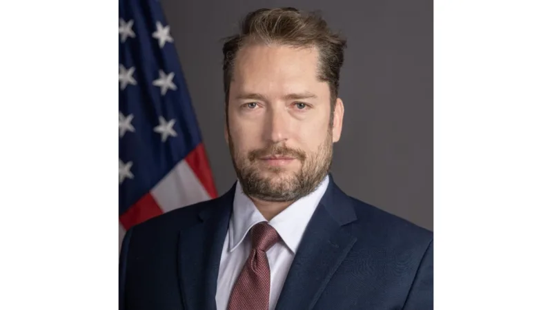 Morada FM — O presidente dos EUA, Donald Trump, faz o primeiro discurso do Estado da União de seu segundo mandato Kenny Holston/Pool via Reuters O governo Trump nomeou um crítico de linha dura do atual governo brasileiro para atuar como assessor de políticas direcionadas ao Brasil, revelou nesta sexta-feira (27) a agência de notícias Reuters. ✅ Siga o canal de notícias internacionais do g1 no WhatsApp Darren Beattie foi recentemente designado para o cargo de “assessor sênior para a política em relação ao Brasil”, que é responsável por propor e supervisionar as políticas e ações de Washington em relação a Brasília, confirmaram [&hellip;]