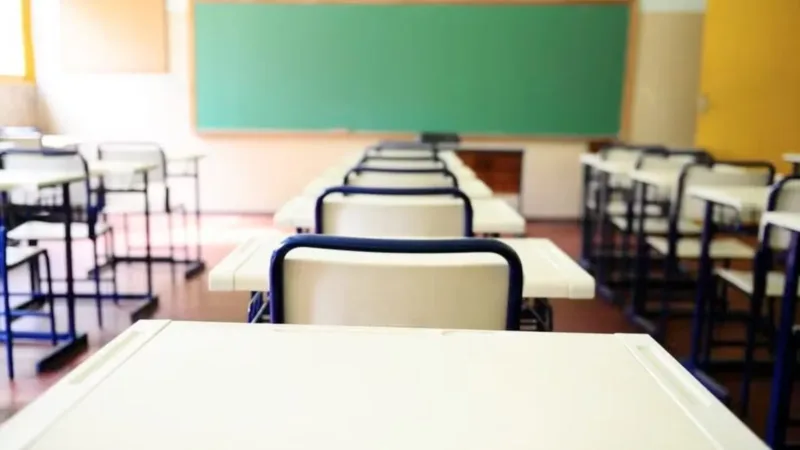 Morada FM — Imagem ilustrativa de uma sala de aula. Agência RBS O Índice Nacional de Preços ao Consumidor Amplo 15 (IPCA-15), prévia da inflação oficial, foi de 0,84% em fevereiro, segundo dados divulgados nesta sexta-feira (27) pelo Instituto Brasileiro de Geografia e Estatística (IBGE). Essa foi a maior alta para um mês desde fevereiro de 2025, quando o índice avançou 1,23%. Em 2026, o IPCA-15 acumula alta de 1,04% no ano e de 4,10% em 12 meses, abaixo dos 4,50% registrados no período anterior. 🗒️ Tem alguma sugestão de reportagem? Mande para o g1 A expectativa dos economistas era de que o [&hellip;]