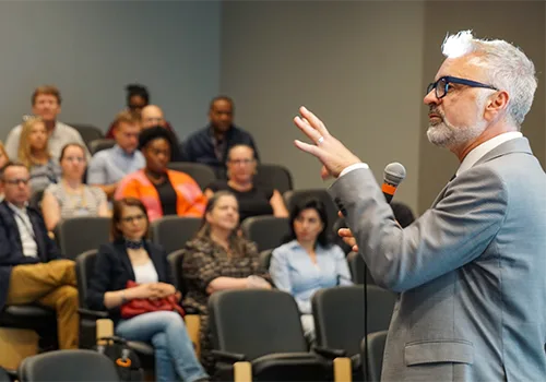 Morada FM — Na coluna de terça, escrevi sobre Allison Pugh, professora de sociologia da Universidade Johns Hopkins, que mostrou os riscos de imaginarmos a inteligência artificial como a panaceia para a sociedade contemporânea. No entanto, no Century Summit VI, evento realizado pela Universidade Stanford com o tema “Longevidade, aprendizado e o futuro do trabalho”, os defensores da [&hellip;]