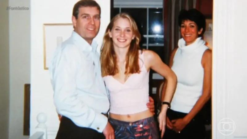 Morada FM — Novos arquivos sobre Jeffrey Epstein expõem nomes, fotos e pressionam ex-príncipe Andrew “Ele levantou, disse ‘obrigado’ e saiu. Eu fiquei ali, horrorizada, envergonhada, me sentindo suja”, desabafou Virginia Giuffre. A principal acusadora do príncipe detalha uma rede de abusos que começou quando ela tinha apenas 17 anos. O relato está no vídeo acima, parte de um documentário da BBC, exibido pelo Fantástico, em que Virginia Giuffre relata os abusos. Virginia Giuffre acusava o Príncipe Andrew de abuso sexual. Esta foto, parte dos arquivos de Epstein, foi essencial para a denúncia Reprodução Segundo ela, o primeiro encontro com Andrew aconteceu em [&hellip;]