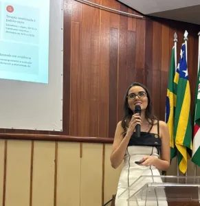 Morada FM — Na noite de ontem, a médica Lays Nascimento Leão do Vale concluiu sua Residência em Clínica Médica pelo Hospital Santa Terezinha, marcando um momento importante para a instituição e para a formação médica na região. Durante a ocasião, Lays apresentou e defendeu seu Trabalho de Conclusão de Curso (TCC) diante da banca examinadora presidida pelo Dr. José Salvador, com orientação do Dr. Vicente Guerra e coorientação do Dr. Bruno. A conclusão da residência também simboliza um marco na história do hospital. Em março de 2024, o Hospital Santa Terezinha implantou o primeiro programa de residência médica em um hospital privado […]