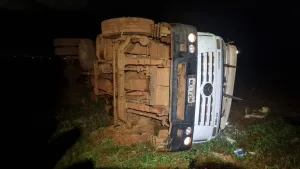 Morada FM —   O Corpo de Bombeiros foi acionado nesta madrugada para atender um tombamento de um caminhão no anel viário de Rio Verde sentido a Tecnoshow. Chagando no local, o Corpo de Bombeiros encontrou a vítima de 26 anos fora  do caminhão, consciente e reclamando de dores no membro superior esquerdo. Ele foi encaminhado para o hospital.