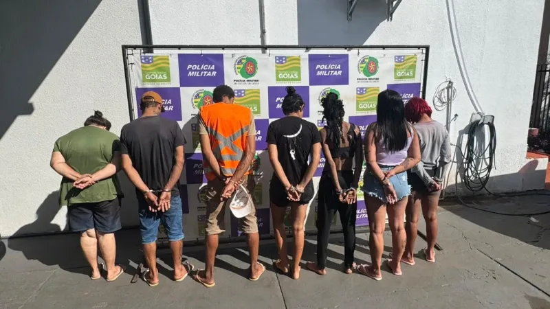 Morada FM — A Polícia Militar efetuou a prisão de 7 pessoas suspeitas de furtarem um estabelecimento comercial no Bairro Popular. Com base nas imagens do sistema de videomonitoramento, foi possível identificar que aproximadamente seis indivíduos participaram diretamente da ação criminosa, que se estendeu entre 01h10 e 03h30, utilizando-se de meios diversos, incluindo bicicleta e um ciclomotor. Os suspeitos teriam arrombado o portão externo e acessado o depósito. Subtrairam diversos produtos como perfumes, semijoias, cosméticos, notebooks e outros que causou um prejuízo de aproveitamento R$ 6.000,00. Durante as diligências, sete pessoas foram identificadas e levadas para a delegacia. Os conduzidos para a delegacia. [&hellip;]