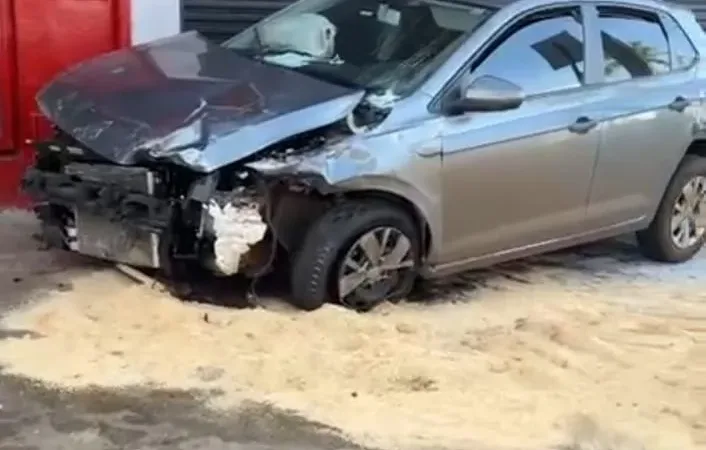 Morada FM — Foi registrado nesta manhã um acidente de trânsito envolvendo dois veículos na Avenida Presidente Vargas, no centro de Rio Verde. De acordo com as informações, o Samu esteve no local prestando socorro. Ainda não se sabe a causa do acidente e nem se há feridos.