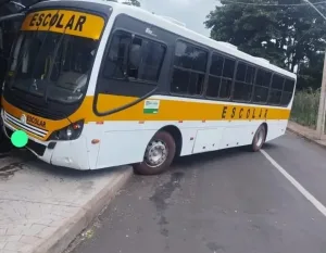 Morada FM — Um ônibus escolar acabou se chocando contra a parede de um estabelecimento comercial ontem a tarde. O motorista do ônibus informou que o veículo perdeu o freio e para não bater em outros carros ele jogou contra a parede. No momento da batida, tinha crianças dentro do ônibus, mas segundo as informações, ninguém se feriu, elas tiveram apenas sustos.