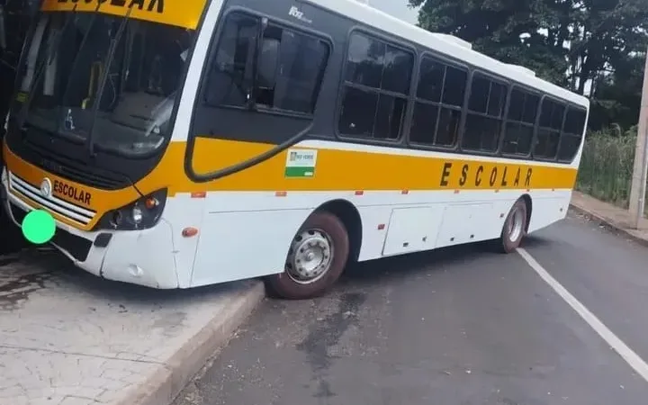 Morada FM — Um ônibus escolar acabou se chocando contra a parede de um estabelecimento comercial ontem a tarde. O motorista do ônibus informou que o veículo perdeu o freio e para não bater em outros carros ele jogou contra a parede. No momento da batida, tinha crianças dentro do ônibus, mas segundo as informações, ninguém se feriu, elas tiveram apenas sustos.