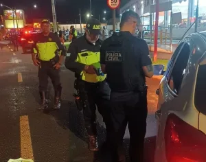 Morada FM —   Polícia Civil de Goiás, por meio da 8ª Delegacia Regional de Polícia de Rio Verde, realizou, no ontem a noite, a operação integrada de fiscalização de trânsito no município, ocasião em que foram efetuadas 03 prisões em flagrante pelo crime de embriaguez ao volante, em razão da constatação direta da prática delituosa durante a ação policial. Os conduzidos foram autuados com fundamento no artigo 306 do Código de Trânsito Brasileiro, por conduzirem veículo automotor sob a influência de álcool, conduta que representa elevado risco à segurança viária. A operação também resultou na apreensão de 16 veículos em situação irregular, […]