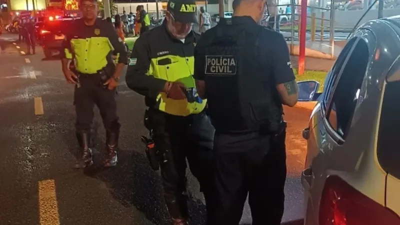 Morada FM — &nbsp; Polícia Civil de Goiás, por meio da 8ª Delegacia Regional de Polícia de Rio Verde, realizou, no ontem a noite, a operação integrada de fiscalização de trânsito no município, ocasião em que foram efetuadas 03 prisões em flagrante pelo crime de embriaguez ao volante, em razão da constatação direta da prática delituosa durante a ação policial. Os conduzidos foram autuados com fundamento no artigo 306 do Código de Trânsito Brasileiro, por conduzirem veículo automotor sob a influência de álcool, conduta que representa elevado risco à segurança viária. A operação também resultou na apreensão de 16 veículos em situação irregular, [&hellip;]