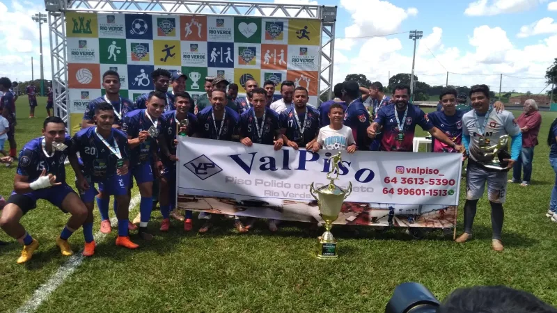 Morada FM — Campeão em 2024, o Bar Bola 7/Valpiso voltou a ser campeão da tradicional Copa Promissão de Futebol. Competição que abre o calendário esportivo em Rio Verde. Na final, o Bar Bola 7 venceu os atuais campeões do PFC Vilela/Precisão Tintas por 3×0, gols marcados por Dudu no primeiro tempo, Joãozinho e Vitinho na etapa final. Pelo título, o Bar Bola 7 faturou R$ 15.000,00. O PFC Vilela pelo vice-campeonato, ficou com R$ 5.000,00. O goleiro menos vazado foi Gauchinho que sofreu 04 gols e o artilheiro foi Vitinho com 06 gols. Os dois atletas jogaram pelo Bar Bola 7 e [&hellip;]