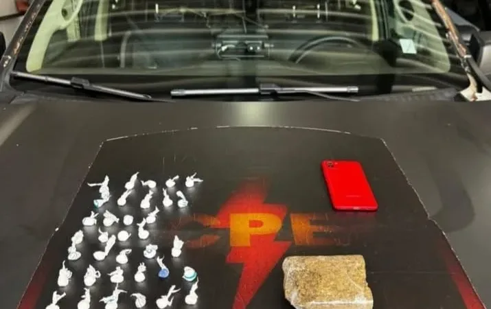 Morada FM — A CPE de Rio Verde prendeu um suspeito de tráfico de drogas no Bairro Veneza. De acordo com as informações, a CPE estava monitorando um indivíduo que morava em uma kit net e era suspeito de tráfico. Após sair da casa, o indivíduo foi abordado pela CPE que encontrou com ele, porções de substância análoga à cocaína. Já onde ele morava, foi encontrado várias porções de cocaína fracionada e uma porção significativa de maconha. O suspeito que já tem passagens pela polícia, foi encaminhado para a delegacia onde serão tomadas as medidas cabíveis. &nbsp;