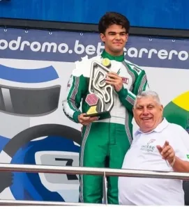 Morada FM — Considerado como uma das promessas do automobilismo goiano, o jovem Fausto Filho da um salto na carreira. O piloto rio-verdense foi confirmado na equipe RTR Sports e disputará a Stock Light que é uma categoria abaixo da famosa Stock Car. Fausto Filho tem apenas 16 anos e estava pilotando no Kart onde conquistou vário títulos. Em 2025, disputou o mundial de Kart, pilotou carro de turismo e agora vai para a categoria B do automobilismo brasileiro.