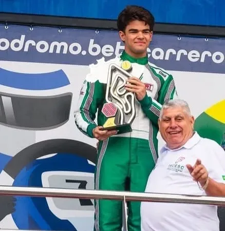 Morada FM — &nbsp; Considerado como uma das promessas do automobilismo goiano, o jovem Fausto Filho da um salto na carreira. O piloto rio-verdense foi confirmado na equipe RTR Sports e disputará a Stock Light que é uma categoria abaixo da famosa Stock Car. Fausto Filho tem apenas 16 anos e estava pilotando no Kart onde conquistou vário títulos. Em 2025, disputou o mundial de Kart, pilotou carro de turismo e agora vai para a categoria B do automobilismo brasileiro. &nbsp; &nbsp;
