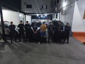 Morada FM — A GCM de Rio Verde juntamente com a ROMU prenderam um suspeito de furtar aparelhos de televisão do prédio do antigo Hospital Municipal Universitário. De acordo com as informações, o indivíduo o indivíduo trabalha em uma empresa prestadora de serviços e foi localizado na proximidade do local das ás televisões que inclusive, nos aparelhos tinha um selo de patrimônio da prefeitura. Ainda durante o fato, a equipe policial identificou um segundo sujeito no Nilson Veloso que é apontado como um possível receptador. Os dois foram presos e encaminhados para a delegacia.