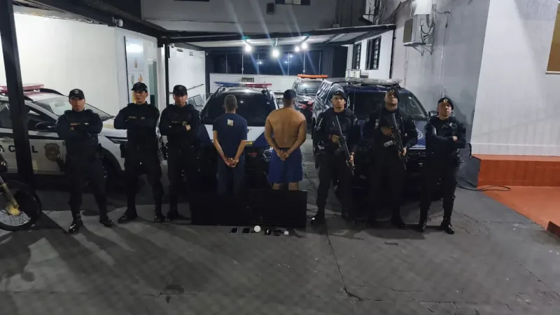 Morada FM — A GCM de Rio Verde juntamente com a ROMU prenderam um suspeito de furtar aparelhos de televisão do prédio do antigo Hospital Municipal Universitário. De acordo com as informações, o indivíduo o indivíduo trabalha em uma empresa prestadora de serviços e foi localizado na proximidade do local das ás televisões que inclusive, nos aparelhos tinha um selo de patrimônio da prefeitura. Ainda durante o fato, a equipe policial identificou um segundo sujeito no Nilson Veloso que é apontado como um possível receptador. Os dois foram presos e encaminhados para a delegacia.