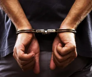 Morada FM — A Polícia Militar prendeu um homem suspeito de furto de fiação elétrica na Avenida José Valter no Bairro Vitória Régia. Através de uma denúncia anônima no qual um indivíduo estaria escalando um posto para subtrair os cabos elétricos. A PM começou o patrulhamento e localizou um suspeito. Durante a abordagem, foi encontrado um rolo de fio elétrico de grande calibre dentro de um saco plástico. O suspeito foi detido e encaminhado para a delegacia.