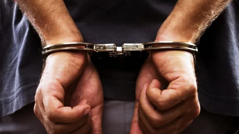 Morada FM — A Polícia Militar prendeu um homem suspeito de furto de fiação elétrica na Avenida José Valter no Bairro Vitória Régia. Através de uma denúncia anônima no qual um indivíduo estaria escalando um posto para subtrair os cabos elétricos. A PM começou o patrulhamento e localizou um suspeito. Durante a abordagem, foi encontrado um rolo de fio elétrico de grande calibre dentro de um saco plástico. O suspeito foi detido e encaminhado para a delegacia.