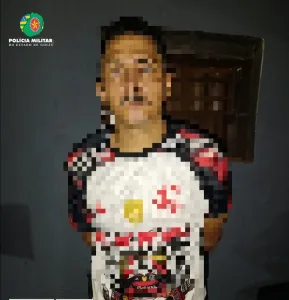 Morada FM — Os moradores de Maurilândia relataram a Polícia Militar que um indivíduo monitorado por tornozeleira eletrônica estaria circulando no período noturno pelas ruas e bares observando a movimentação local, fato que vinha causando temor entre a população. Diante das informações, a equipe policial intensificou o patrulhamento e conseguiu localizar e abordar o indivíduo. Durante a identificação, constatou-se que o autor deixou o sistema prisional há aproximadamente um dia e possui diversos registros criminais, incluindo ocorrências pelos artigos 121 (homicídio), 157 (roubo) e 155 (furto) do Código Penal. No momento da abordagem, o indivíduo encontrava-se em circulação no período noturno e frequentando […]