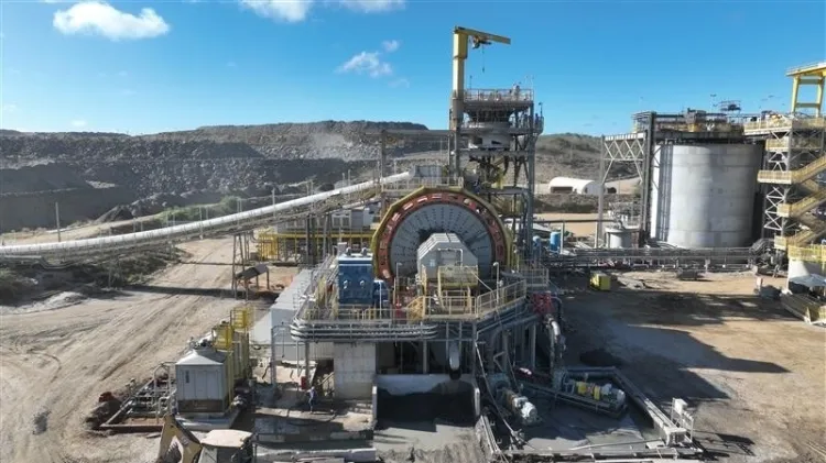 Morada FM — &nbsp; O Dnit (Departamento Nacional de Infraestrutura de Transportes) deu sinal verde para a empresa canadense Aura Minerals relocar trecho da BR-226 para explorar o ouro no subsolo do traçado da rodovia na altura do município de Currais Novos, sertão do Rio Grande do Norte. Segundo a empresa, existem 670 mil onças troy de ouro escondidas embaixo da estrada, que serão mineradas dentro do projeto Borborema. Isso equivale a 20,8 toneladas, já que cada onça troy representa 31,1 gramas. Com a mudança de rota da BR, o projeto prevê agora retirar 1,5 milhão de onças de ouro durante duas décadas, [&hellip;]