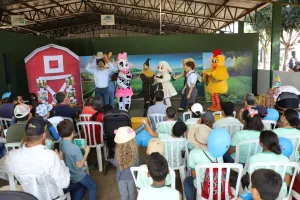 Morada FM — Reforçando o caráter familiar da Tecnoshow, a programação inclui atividades voltadas ao público infantil no espaço Sementinhas do Agro. Ao longo dos cinco dias, peças teatrais e oficinas temáticas aproximam as crianças do universo do campo de forma lúdica e educativa. As apresentações acontecem diariamente, com espetáculos como “A Fazenda Tá Online!” e atividades interativas que conectam os pequenos a temas como produção de alimentos, cuidado com os animais e rotina no campo.