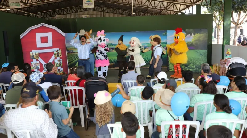 Morada FM — &nbsp; Reforçando o caráter familiar da Tecnoshow, a programação inclui atividades voltadas ao público infantil no espaço Sementinhas do Agro. Ao longo dos cinco dias, peças teatrais e oficinas temáticas aproximam as crianças do universo do campo de forma lúdica e educativa. As apresentações acontecem diariamente, com espetáculos como “A Fazenda Tá Online!” e atividades interativas que conectam os pequenos a temas como produção de alimentos, cuidado com os animais e rotina no campo.