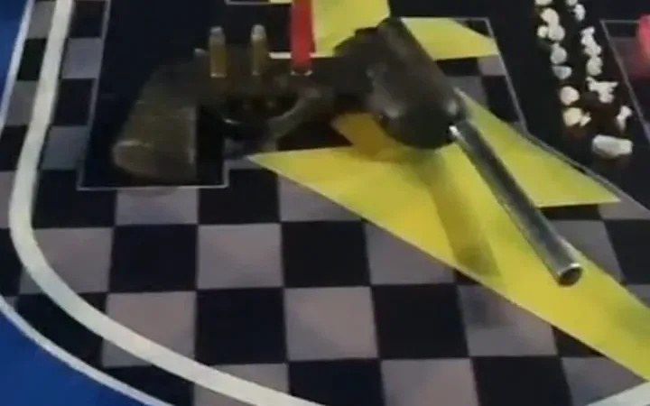 Morada FM — A equipe da Força Tática prendeu dois suspeitos de tráfico de drogas e posse ilegal de arma de fogo. A Polícia depois de compartilhamentos de informação sobre um possível ponto de comercialização de entorpecentes, chegou até o local e encontrou um indivíduo no portão da casa com um objeto na cintura e entregava uma porção de substância suspeita de entorpecente para outra pessoa. Os envolvidos tentaram fugir para dento da residência mas acabaram sendo pegos. Foi informado que o terceiro indivíduo fugiu pelos fundos. De acordo com as informações, foram encontrados com um dos suspeitos, , um simulacro de pistola, [&hellip;]