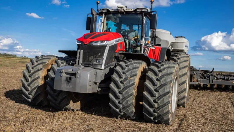 Morada FM — &nbsp; Nova série da Massey Ferguson entrega alto desempenho em conjunto com a plantadeira Momentum para operações de grande escala Trator MF 9S e nova plantadeira Momentum: eficiência, qualidade agronômica e ganho de produtividade &nbsp; Ribeirão Preto (SP), abril de 2026 – A Massey Ferguson, referência no mercado brasileiro, apresenta pela primeira vez no Brasil o trator MF 9S, o maior e mais potente da marca, com potências que chegam até 425 cv. O lançamento acontece durante a Agrishow 2026, realizada de 27 de abril a 1º de maio, em Ribeirão Preto (SP). Desenvolvida para uma agricultura inteligente, a nova [&hellip;]