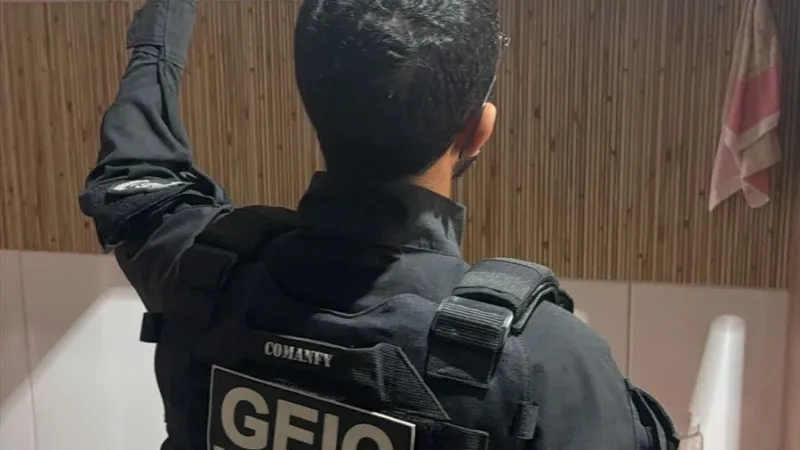 Morada FM — &nbsp; A Polícia Civil do Estado de Goiás, por meio do GEIC de Rio Verde, deflagrou ontem a Operação “Conta Espelho”, com o objetivo de apurar e interromper esquema de fraudes financeiras praticadas contra empresa do ramo de confecções no município. A investigação teve início após a proprietária da empresa identificar inconsistências financeiras em relação aos serviços prestados. Apurou-se, então, que uma ex-funcionária, valendo-se de função de confiança, criou contas bancárias em nome da proprietária da empresa sem o seu conhecimento, passando a induzir clientes de boa-fé a realizarem pagamentos dos serviços contratos utilizando chave PIX criada com o único [&hellip;]