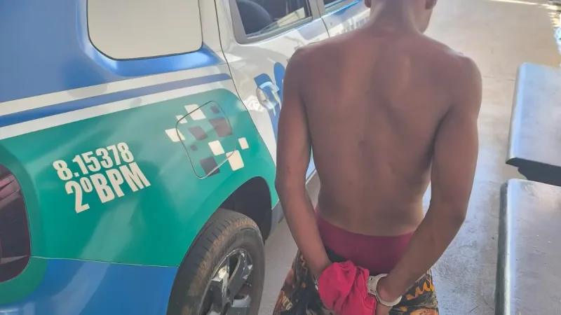 Morada FM — &nbsp; A Polícia Militar do Estado de Goiás, por meio do 2º Batalhão, realizou a prisão de um indivíduo suspeito de praticar furto ocorrido no município de Santa Helena de Goiás. De acordo com as informações, após o compartilhamento de imagens de câmeras de segurança, foi possível identificar o autor subtraindo um aparelho celular de um estabelecimento comercial em Santa Helena. Com base nas informações levantadas, as equipes intensificaram o patrulhamento e conseguiram localizar o suspeito já na cidade de Rio Verde. Durante a abordagem, o indivíduo confessou a prática do crime, relatando que trocou o aparelho celular por entorpecentes. [&hellip;]
