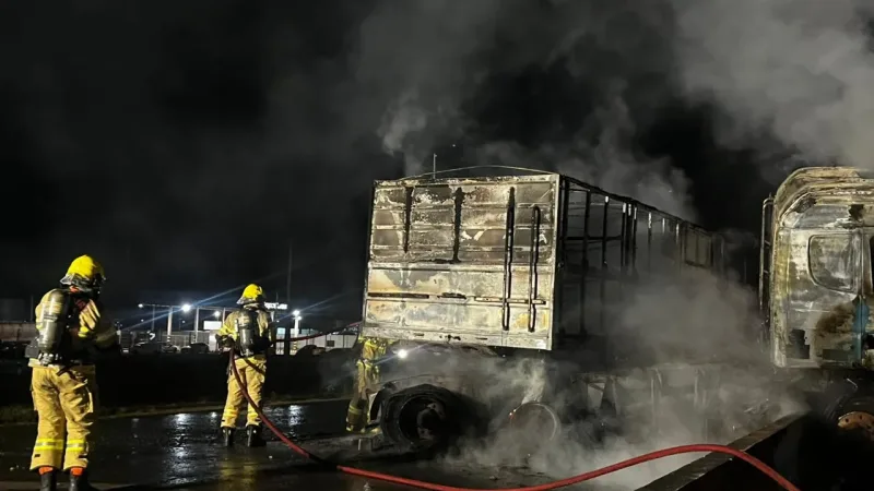 Morada FM — &nbsp; Na madrugada desta quinta, o Corpo de Bombeiros foi acionado para atender uma ocorrência de incêndio em um veículo de grande porte na BR-452 perto de Rio Verde. Os bombeiros informaram que foram utilizados 5.000 litros de 3. Ainda não se sabe as causas do incêndio. Segundo os bombeiros, não havia ninguém no local.