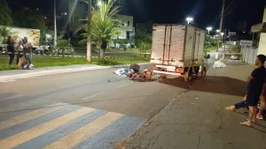 Morada FM —   Foi registrado ontem a noite um acidente na Av Barrinha, próximo a rotatória da Acapu Hotel em Rio Verde. Um motociclista acabou batendo na traseira de um caminhão que estava parado. O Corpo de Bombeiros informou que ao chegar ao local, a vítima encontrava-se em decúbito ventral, apresentando traumatismo cranioencefálico (TCE) e trauma torácico. Estava sem sinais vitais e com midríase. O óbito foi constatado pela equipe do SAMU.  