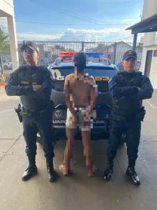 Morada FM — A GCM de Rio Verde efetuou a prisão de uma mulher suspeita de fazer ameaças com arma branca em uma unidade de saúde no Bairro Anhanguera. Segundo as informações, uma mulher teria entrado na unidade e preferido ameaças e ofensas contra os funcionários. Durante a abordagem, a autora desacatou a equipe com ofensas. Em consulta aos sistemas, foi constatado que possui passagens por furto, ameaça e desacato. Diante dos fatos, foi conduzida à autoridade policial competente, juntamente com as vítimas, para as providências cabíveis.