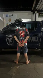 Morada FM —   Na zona rural próxima a Rio Verde, as equipes de ROMU e ROMU MOTOS da Guarda Civil Municipal lograram êxito em localizar e capturar um indivíduo com pendências junto ao Poder Judiciário. As guarnições tomaram conhecimento de um mandado de prisão expedido pela 1ª Vara Criminal (Execução Penal) do Tribunal de Justiça do Estado de Goiás em desfavor de um indivíduo. A ordem judicial refere-se aos crimes de Furto e Roubo (Artigos 155 e 157 do Código Penal), com pena restante a cumprir em regime fechado. Após diligências coordenadas, as equipes localizaram o autor no endereço indicado. O indivíduo […]