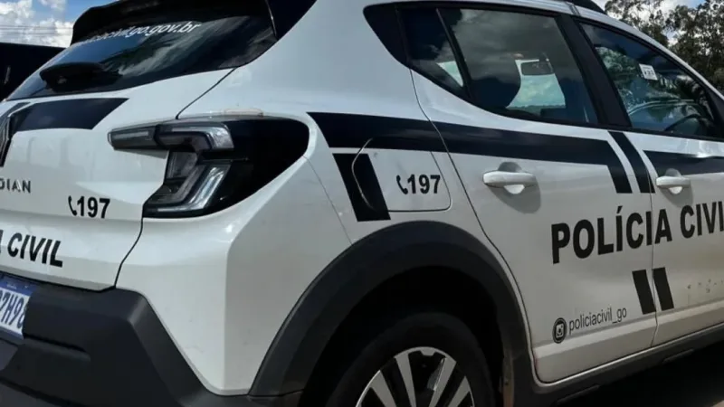 Morada FM — &nbsp; A Polícia Civil, por intermédio da Delegacia Especializada no Atendimento à Mulher de Santa Helena de Goiás (DEAM), efetuou a prisão em flagrante delito de uma mulher investigada pela prática de agressão física e ameaças contra adolescentes no interior de estabelecimento de ensino público. Os fatos ocorreram na manhã de terça-feira, 31 de março de 2026,  em uma unidade escolar estadual localizada no Centro de Santa Helena de Goiás. Segundo o apurado, a autuada adentrou as dependências da instituição de ensino e agrediu fisicamente uma adolescente de 14 anos, além de proferir ameaças contra outros adolescentes presentes no local. [&hellip;]