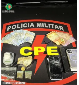 Morada FM —   Equipes da CPE de Rio Verde após informações da Polícia Civil (GENARC), localizaram possível esconderijo de um foragido,alvo da Operação Destroyer no Bairro Dom Miguel. Durante monitoramento, foi constatada movimentação suspeita típica de tráfico. Ao perceber a presença policial, o traficante tentou fugir após quebrar seu celular, sendo contido pela equipe. Em busca no local, foram encontrados 108,5g de substância análoga a crack, 30,8g de cocaína, uma balança de precisão, anotações do tráfico e R$ 274,00 em espécie. Diante dos fatos,o criminoso foi preso em flagrante por suspeita de tráfico de drogas e conduzido à Delegacia de Polícia. Fonte: […]