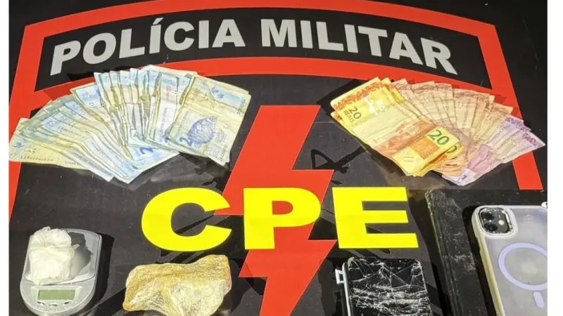 Morada FM — &nbsp; Equipes da CPE de Rio Verde após informações da Polícia Civil (GENARC), localizaram possível esconderijo de um foragido,alvo da Operação Destroyer no Bairro Dom Miguel. Durante monitoramento, foi constatada movimentação suspeita típica de tráfico. Ao perceber a presença policial, o traficante tentou fugir após quebrar seu celular, sendo contido pela equipe. Em busca no local, foram encontrados 108,5g de substância análoga a crack, 30,8g de cocaína, uma balança de precisão, anotações do tráfico e R$ 274,00 em espécie. Diante dos fatos,o criminoso foi preso em flagrante por suspeita de tráfico de drogas e conduzido à Delegacia de Polícia. Fonte: [&hellip;]