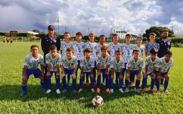 Morada FM — &nbsp; O Independente de Rio Verde aplicou uma goleada histórica no Campeonato Goiano Sub-11. Jogando no Campo da Comigo, os leoninos fizeram 10×00 no Aparecida em duelo da quarta rodada. Os gols do Independente foram marcados por Kauã Dourado (4), Gustavo Miranda (2), Adam Costa (2), Victor Pereira (1) e João Lucas (1). Em 04 jogos, o Independente venceu todos e lidera o Grupo A com 12 pontos.
