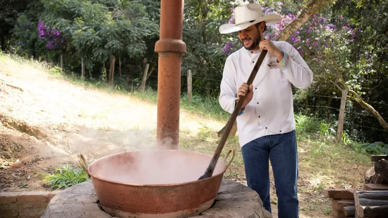 Morada FM — A Agrishow 2026, em Ribeirão Preto (SP), contará com uma atração voltada à valorização da agricultura familiar no estande da Massey Ferguson. Nos dias 28 e 29 de abril, o produtor rural e doceiro mineiro Gláucio Peron realizará a produção ao vivo de doces artesanais em grande escala, com aproximadamente 25 quilos cada. A programação inclui o preparo de doce de abóbora com lascas de coco e goiabada cascão, receitas tradicionais da culinária mineira. A produção será feita em tacho, com técnicas artesanais, permitindo ao público acompanhar todas as etapas. Ao final, haverá distribuição para degustação. Um exemplar de cerca [&hellip;]