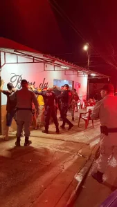 Morada FM — A Polícia Militar, em ação conjunta com a Guarda Civil Municipal de Rio Verde, realizou a Operação Integrada Semana Santa, intensificando o policiamento em bares, conveniências e pontos estratégicos da cidade. A operação contou com abordagens, buscas pessoais e consultas de mandados de prisão, com o objetivo de coibir práticas criminosas e ampliar a sensação de segurança da população. 📊 Resultados da Operação: ✔️ 08 bares/distribuidoras fiscalizados ✔️ 19 veículos vistoriados ✔️ 49 pessoas abordadas e checadas ✔️ 08 veículos apreendidos