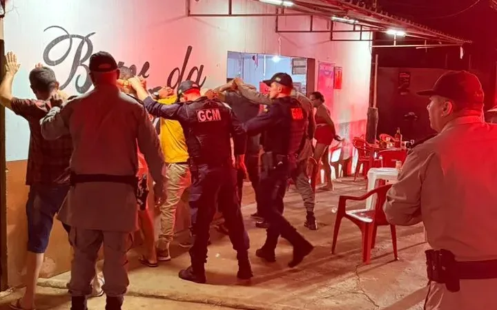 Morada FM — &nbsp; A Polícia Militar, em ação conjunta com a Guarda Civil Municipal de Rio Verde, realizou a Operação Integrada Semana Santa, intensificando o policiamento em bares, conveniências e pontos estratégicos da cidade. A operação contou com abordagens, buscas pessoais e consultas de mandados de prisão, com o objetivo de coibir práticas criminosas e ampliar a sensação de segurança da população. 📊 Resultados da Operação: ✔️ 08 bares/distribuidoras fiscalizados ✔️ 19 veículos vistoriados ✔️ 49 pessoas abordadas e checadas ✔️ 08 veículos apreendidos