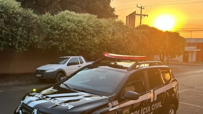 Morada FM — &nbsp; A Polícia Civil de Rio Verde, através da Central de Flagrantes da 8ª DRP, prendeu em flagrante dois suspeitos da prática dos crimes de homicídio e ocultação de cadáver ocorrido em Cachoeira Alta. Foi apurado que os envolvidos estavam confraternizando e ingerindo bebidas alcoólicas em uma residência, instante que houve um desentendimento e a vítima foi agredida e esfaqueada, resultando em óbito. Após a prática do homicídio, os suspeitos colocaram o corpo da vítima no próprio carro dela e a desovaram às margens da rodovia, em seguida se evadiram do local dos fatos. Os autores foram autuados pelo crime [&hellip;]