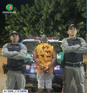 Morada FM —   Uma equipe da Polícia Militar foi acionada pelo Conselho Tutelar de Turvelândia após a denúncia de um caso envolvendo uma adolescente. Segundo as informações repassadas, a vítima retornava da escola quando passou a ser seguida por um homem. Em determinado momento, o suspeito a abordou utilizando uma bicicleta para cercá-la e tentou beijá-la à força, além de apalpar seus seios, configurando ato libidinoso sem consentimento. A adolescente conseguiu comunicar o ocorrido à sua responsável, que procurou imediatamente o Conselho Tutelar. Ainda conforme relato, o suspeito já vinha perseguindo a vítima há algum tempo, realizando abordagens frequentes e oferecendo objetos, […]