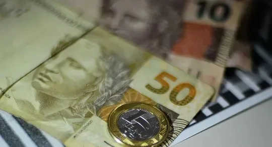 Morada FM — As instituições financeiras têm até esta terça-feira para transferir ao fundo público do programa Desenrola 2.0 os valores esquecidos por clientes em contas bancárias. A medida foi regulamentada por portaria publicada pelo Ministério da Fazenda e integra a nova etapa do programa federal voltado à renegociação de dívidas. Segundo balanço divulgado pelo Banco Central do Brasil, ainda existem R$ 10,55 bilhões esquecidos em instituições financeiras do país. Do total, R$ 8,15 bilhões pertencem a cerca de 47 milhões de pessoas físicas. Outros R$ 2,4 bilhões são referentes a mais de 5 milhões de empresas. Para que serve o dinheiro transferido [&hellip;]