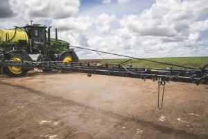 Morada FM — A John Deere apresenta na Agrishow 2026 o sistema See & Spray, tecnologia de pulverização inteligente desenvolvida para identificar plantas daninhas e realizar aplicação localizada de herbicidas no campo. A solução utiliza câmeras, sensores e processamento em tempo real para diferenciar áreas com presença de plantas invasoras da vegetação sem necessidade de aplicação. Com isso, o sistema ativa os bicos de pulverização apenas nos pontos identificados, reduzindo o volume de defensivos utilizados durante a operação. Segundo dados apresentados pela companhia, a tecnologia pode gerar economia média de 50% em defensivos agrícolas, com potencial de redução de até 93% no uso […]
