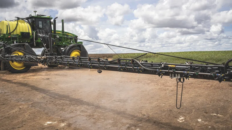 Morada FM — A John Deere apresenta na Agrishow 2026 o sistema See & Spray, tecnologia de pulverização inteligente desenvolvida para identificar plantas daninhas e realizar aplicação localizada de herbicidas no campo. A solução utiliza câmeras, sensores e processamento em tempo real para diferenciar áreas com presença de plantas invasoras da vegetação sem necessidade de aplicação. Com isso, o sistema ativa os bicos de pulverização apenas nos pontos identificados, reduzindo o volume de defensivos utilizados durante a operação. Segundo dados apresentados pela companhia, a tecnologia pode gerar economia média de 50% em defensivos agrícolas, com potencial de redução de até 93% no uso [&hellip;]