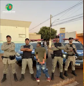 Morada FM —   A Polícia Militar efetuou a prisão de um homem suspeito cometer furto em um Supermercado da cidade de Santa Helena de Goiás. Segundo as informações, o indivíduo teria furtado dois malotes contendo R$ 150,00 em cada e uma barra de chocolate. Foi informado que o mesmo já teria tentando furtar um pacote de arroz em um outro mercado. A Polícia localizou o suspeito e o encaminhou para a delegacia onde serão tomadas as medidas cabíveis.