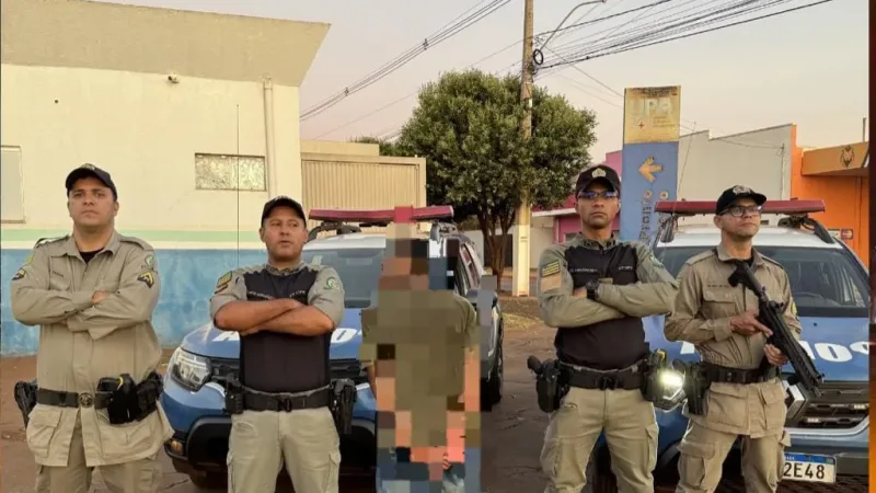 Morada FM — &nbsp; A Polícia Militar efetuou a prisão de um homem suspeito cometer furto em um Supermercado da cidade de Santa Helena de Goiás. Segundo as informações, o indivíduo teria furtado dois malotes contendo R$ 150,00 em cada e uma barra de chocolate. Foi informado que o mesmo já teria tentando furtar um pacote de arroz em um outro mercado. A Polícia localizou o suspeito e o encaminhou para a delegacia onde serão tomadas as medidas cabíveis.