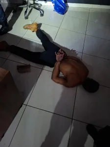 Morada FM —   A GCM de Rio Verde foi acionada via CCO para averiguação de ocorrência envolvendo furto e violência doméstica no Bairro de Lourdes. A solicitante relatou que seu ex-companheiro esteve em sua residência, onde subtraiu a fiação elétrica que alimentava sua geladeira e ainda realizou ameaças, mesmo havendo medida protetiva vigente e registro anterior na Polícia Civil. Após o fato, o autor teria se evadido em direção à região da rodoviária. Ao chegar ao endereço, a equipe constatou que a vítima não se encontrava no local, sendo feito contato telefônico. Ela confirmou os fatos e informou que havia se abrigado […]